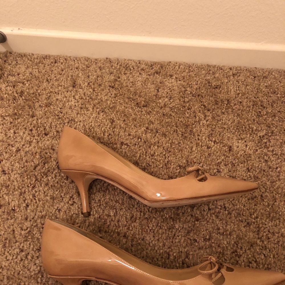 Jimmy Choo nude patent leather pump. - Picture 4 of 6